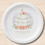 Fall Pumpkin Girls Babydusche Pappteller<br><div class="desc">Diese niedliche Herbst Baby Duschpapiertafel mit weißem Wasserfarbenkürbis und Blume mit grünem und goldgelbem Blattwerk. Es steht: "Ein kleiner Kürbis ist unterwegs! " in der Goldtypografie. Einfach anpassbar. Ideal für eine Herbstdusche. Original Wasserfarbe © Michele Davies.</div>