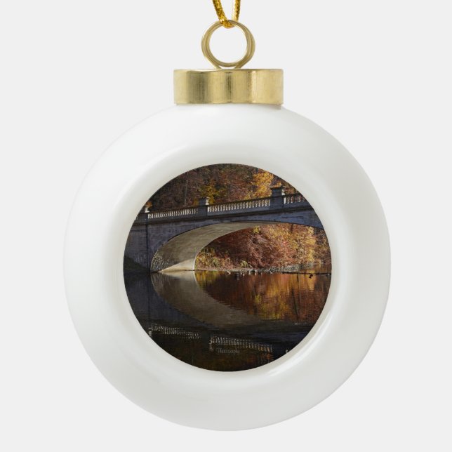 Fall Reflections im Vanderbilt Anwesen Keramik Kugel-Ornament (Vorderseite)