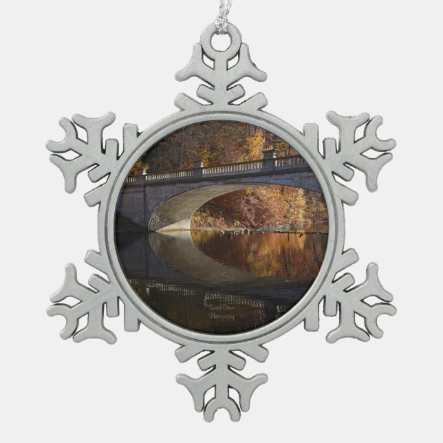 Fall Reflections im Vanderbilt Anwesen Schneeflocken Zinn-Ornament (Vorderseite)