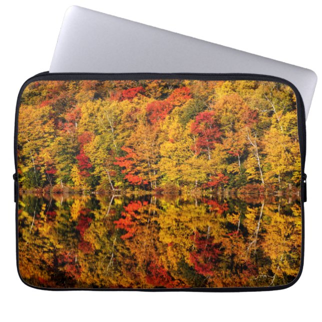 Fall Reflektion über den Russell-Teich | New Hamps Laptopschutzhülle (Vorderseite)