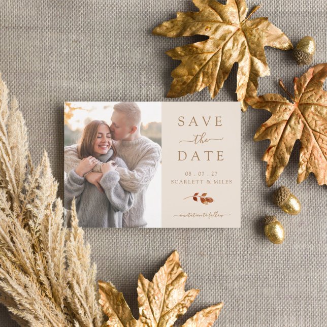 Fall Terracotta Blätter Foto Save the Date Ankündigungspostkarte (Fall Terracotta Leaves Photo Save The Date Announcement Postcard by Painted Paperie
)