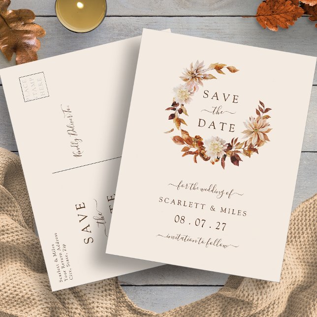 Fall Terracotta Wreath Wedding Rettet die Termine Ankündigungspostkarte (Fall Terracotta Wreath Wedding Save the Dates Announcement Postcard by Painted Paperie
)