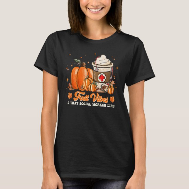 Fall Vibes & That Social Worker Pumpkin Spice Than T-Shirt (Vorderseite)