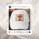 Fall Vibes und Cross Trucker Hat Truckerkappe<br><div class="desc">Mit dem stilvollen Fall Vibes und Cross Trucker Hut lassen Sie sich von der Gemütlichkeit des Falles verzaubern. Dieser maßgeschneiderte Hut besticht durch ein Holzkreuz, das mit einem hübschen Bogen verbunden ist und den Geist der Saison perfekt einfängt. ・ Anpassbar von 17" bis 24" für jede Kopfgröße ・ 100% Polyester...</div>