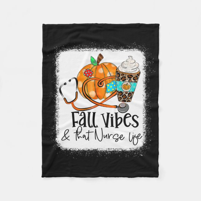 Fall Vibes und die Krankenschwester fallen unter Fleecedecke (Vorderseite)