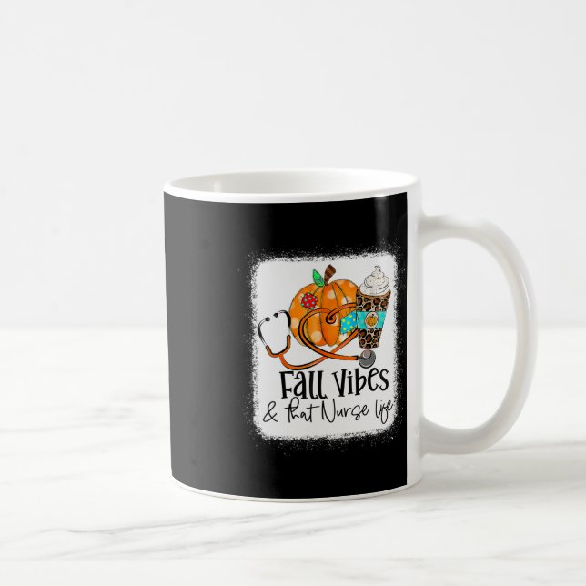 Fall Vibes und die Krankenschwester fallen unter Kaffeetasse (Rechts)