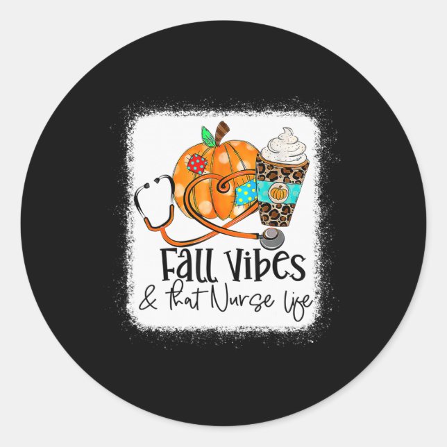 Fall Vibes und die Krankenschwester fallen unter Runder Aufkleber (Vorderseite)
