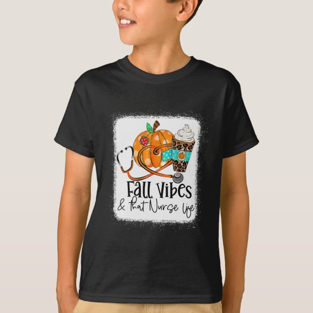 Fall Vibes und die Krankenschwester fallen unter T-Shirt (Vorderseite)