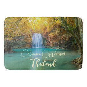 Fall View von Erawan Wasserfall Thailand Badematte