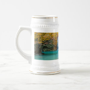 Fall View von Erawan Wasserfall Thailand Bierglas