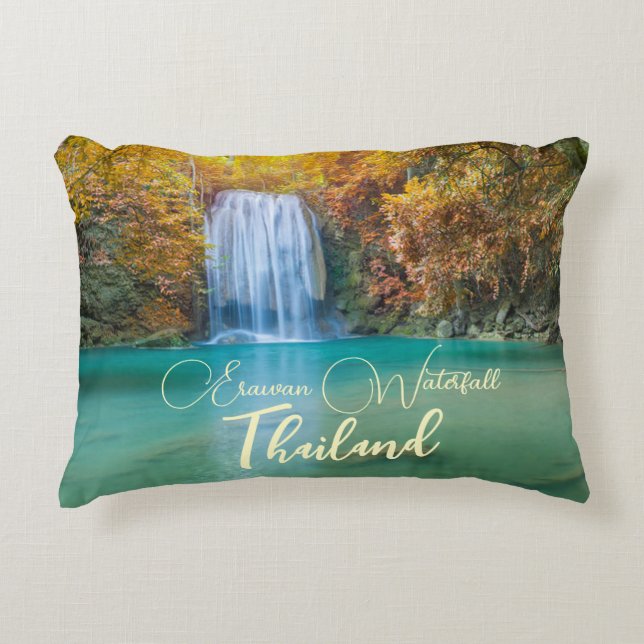 Fall View von Erawan Wasserfall Thailand Dekokissen (Vorderseite)