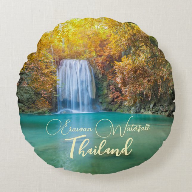 Fall View von Erawan Wasserfall Thailand Rundes Kissen (Vorderseite)