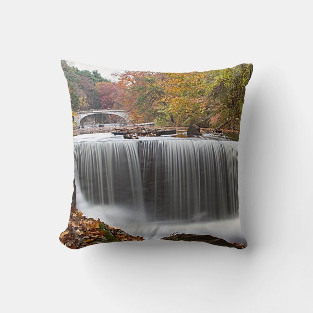 Fall Wasserfall bei Vanderbuild Kissen (Vorderseite)