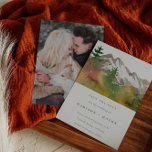 Fall Wasserfarbene Berge Pine Trees Foto Save The Date<br><div class="desc">Fall Wasserfarbengebirge Pine Trees Foto Save the Date - Eine wunderschöne,  wasserfarbene Berglandschaft wird auf unserem Save the Date in einer schönen Herbstfarbenpalette vorgestellt. Moderne,  minimalistische Typografie wird auch mit einem Foto des glücklichen Paares auf der Rückseite der Einladung/Ankündigung vorgestellt. Save the Date ist Teil einer Sammlung.</div>