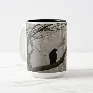 Fall-Winter-düstere Krähe oder Rabe, die in eine Zweifarbige Tasse