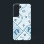 Fall "Wintertreppen Galaxy S22" Samsung Galaxy Hülle<br><div class="desc">Dieses Premium-Gehäuse aus Galaxy besticht durch Fußabdrücke auf einem weißen, schneebedeckten Gehsteig an einem Wintermorgen. Das Fußabdruckmuster mit weißen Schneeflocken auf einem gemütlichen, eisblauen Hintergrund erinnert an einen aufregenden Spaziergang an einem Wintertag. Die Fußspuren, zusammen mit glitzernden Schneekristallen, sind wunderschön gestaltet, um wie eine Szene aus einem Wintermärchen auszusehen. Das...</div>