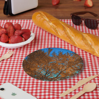 Fallbaum schimmert in Goldpapierplatte Pappteller