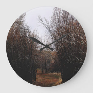 Fallende Bannacküberwucherung Große Wanduhr