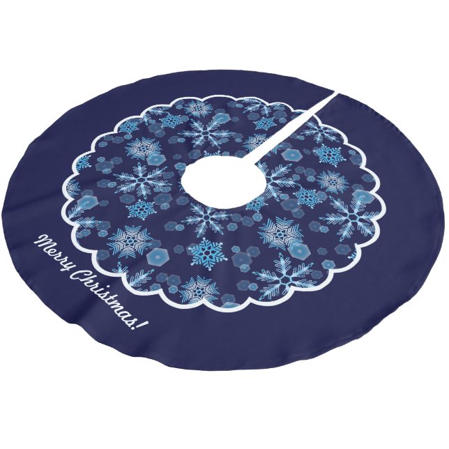 Fallende blaue Schneeflocken Muster skallopiert Polyester Weihnachtsbaumdecke (Schrägansicht)