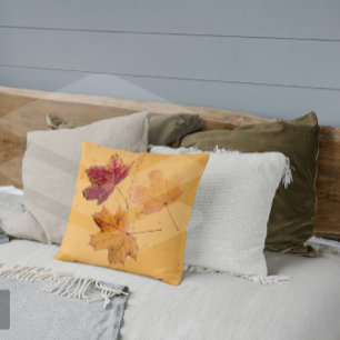 Fallende Herbstblätter braun und Orangenkissen Kissen