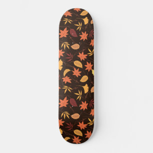 Fallende Herbstuntergänge lassen Skateboard