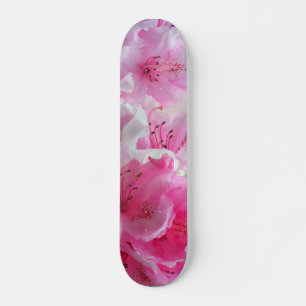Fallende rosa Blumenblüten Skateboard