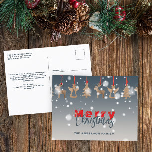 Fallende Schneeflocken und hölzerne Ornamente Weih Feiertagspostkarte