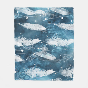 Fallende weiße Federn, blaue Wasserfarbe. Fleecedecke