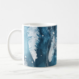 Fallende weiße Federn, blaue Wasserfarbe. Kaffeetasse