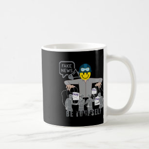 Falsche Fake-Nachrichten Verschwörungen Illusion d Kaffeetasse