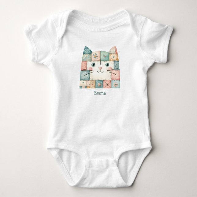 Falsche Patchwork-Pastell-Hütte-Kitty-Gesicht Baby Strampler (Vorderseite)
