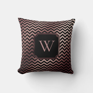 Falsches Roségoldfolie und schwarzes Chevron mit M Kissen