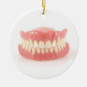 "FALSE TEETH" ÜBER DIE HILL ORNANANANATION UND DA KERAMIKORNAMENT