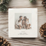 Familiäres Foto & Merry and Bright Minimalistisch Steinuntersetzer<br><div class="desc">Fügen Sie Ihren Ansammlungen eine Touch von persönlichem Charme mit unserem Foto & Merry und Bright Minimalistischen Weihnachtsfest Untersetzer hinzu. Dieses stilvolle und funktionale Untersetzer besticht durch ein gepflegtes und elegantes Design mit den Worten "Merry and Bright" und Platz für Ihr Foto. Ideal zum Schutz Ihrer Flächen während der Feierlichkeiten...</div>