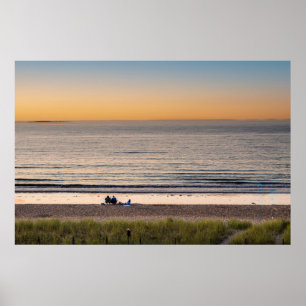 Familie am Strand bei Sonnenuntergang Poster