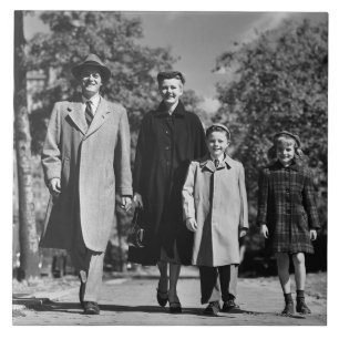 Familie beim Spaziergang Fliese