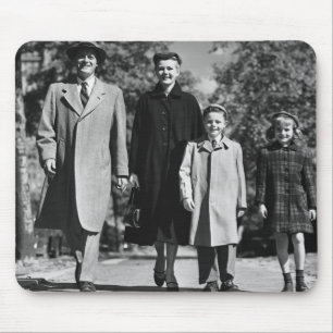 Familie beim Spaziergang Mousepad