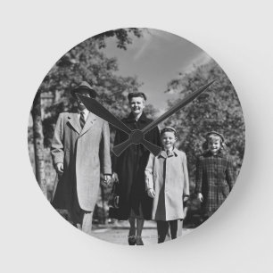 Familie beim Spaziergang Runde Wanduhr