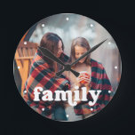 Familie | Boho Text Overlay mit Ihrem Foto Runde Wanduhr<br><div class="desc">Diese schlichte und stilvolle Uhr zeigt Ihr persönliches Foto,  zusammen mit dem Wort "Familie" in boho modernen Typografie und weißen Punkten,  um die Stunden zu repräsentieren.</div>