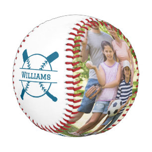 Familie, die blaues Personalisiertes Foto zusammen Baseball
