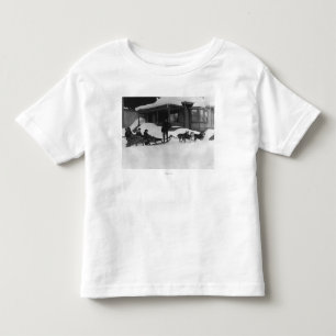 Familie, die durch Hundeschlitten in Alaska reist Kleinkind T-shirt