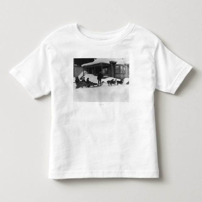 Familie, die durch Hundeschlitten in Alaska reist Kleinkind T-shirt (Vorderseite)