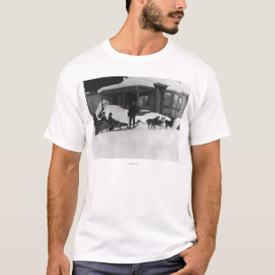 Familie, die durch Hundeschlitten in Alaska reist T-Shirt
