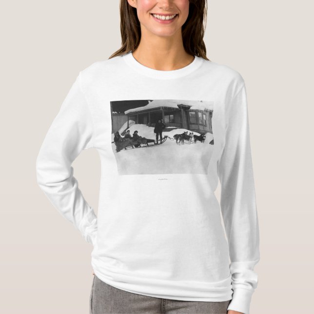 Familie, die durch Hundeschlitten in Alaska reist T-Shirt (Vorderseite)