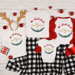 Familie, die Personalisierte Namen/Jahr vereint Baby Strampler