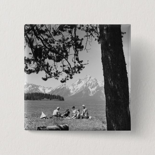 Familie, die Picknick durch Seeberge hat Button (Vorderseite)