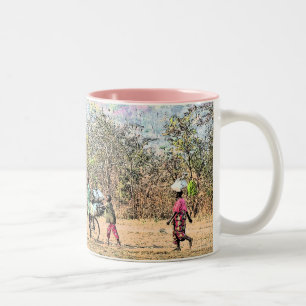 Familie "Doing Chores" Kongo (Fotografie) Zweifarbige Tasse