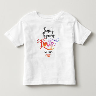 Familie fordert Liebe nicht DNA, Kleinkind T-shirt
