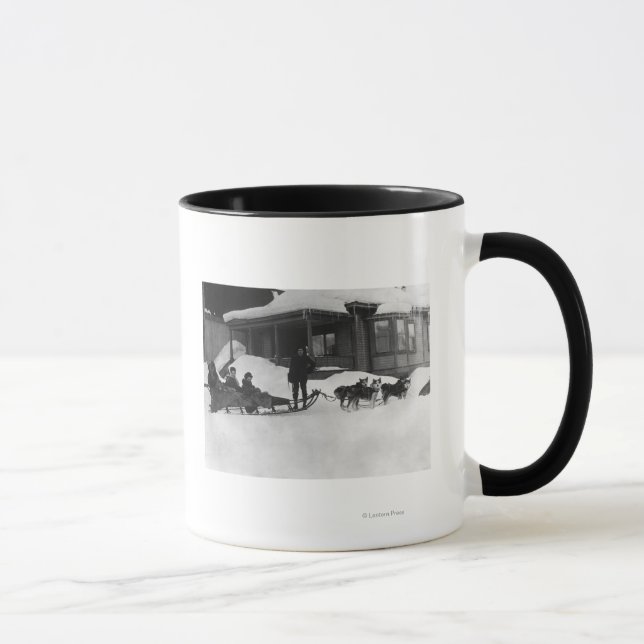 Familie mit Hunde Schlitten in Alaska Tasse (Rechts)