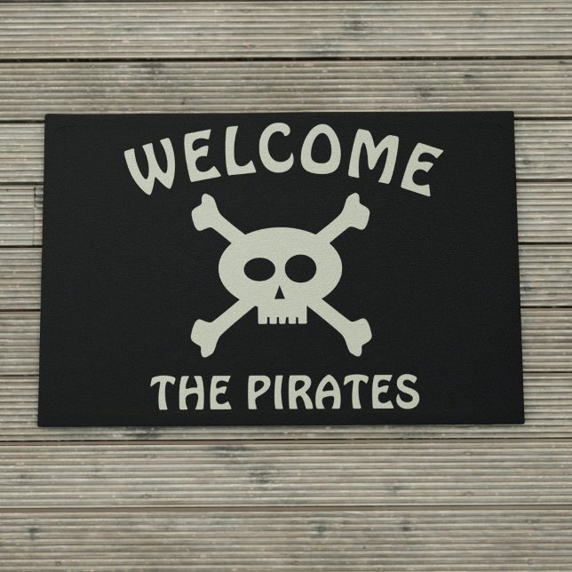 Familie Pirate Skull und Crossbones Willkommen Fußmatte (Suitable to welcome all scallywags to your good ship, add your family name and hoist yer flag)